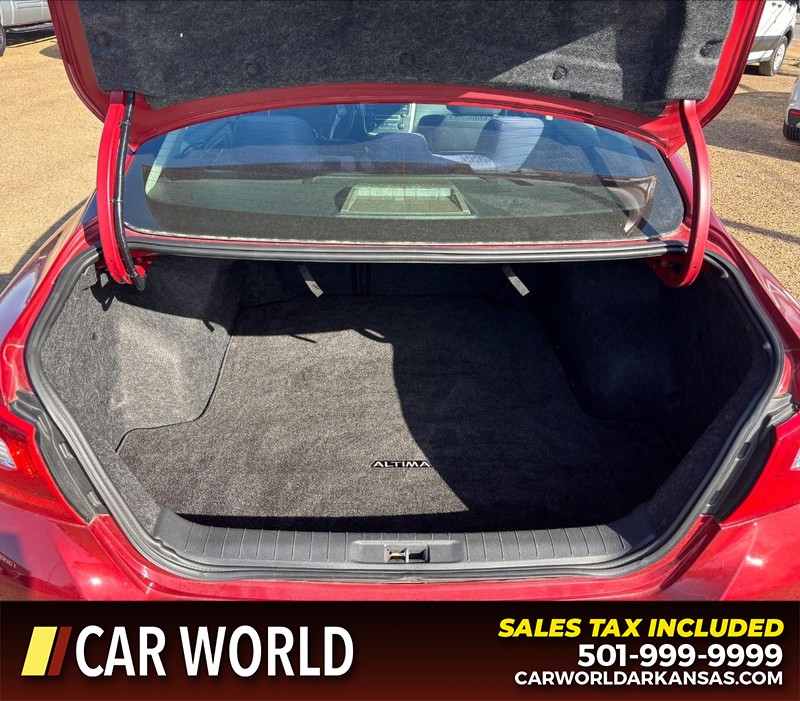 Nissan Altima Vehicle Full-screen Gallery Image 6