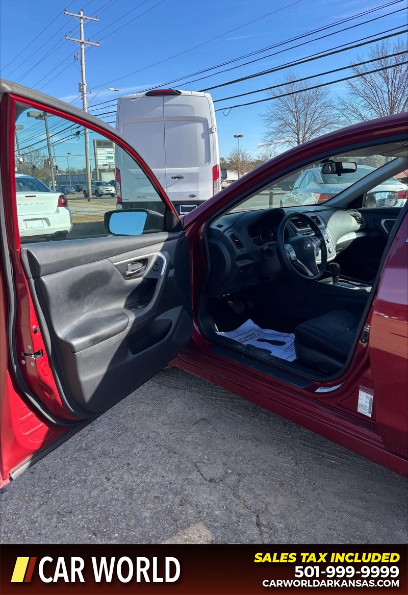 Nissan Altima Vehicle Full-screen Gallery Image 12