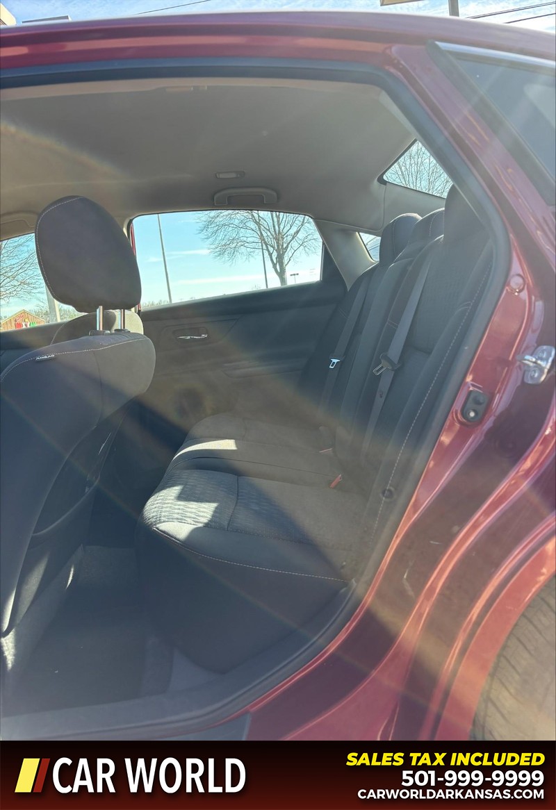 Nissan Altima Vehicle Full-screen Gallery Image 15