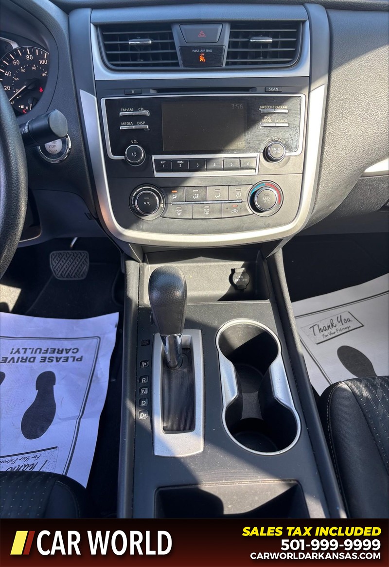 Nissan Altima Vehicle Full-screen Gallery Image 17