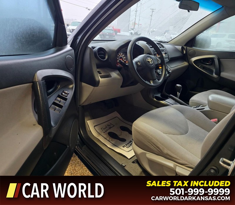 Toyota RAV4 Vehicle Full-screen Gallery Image 7