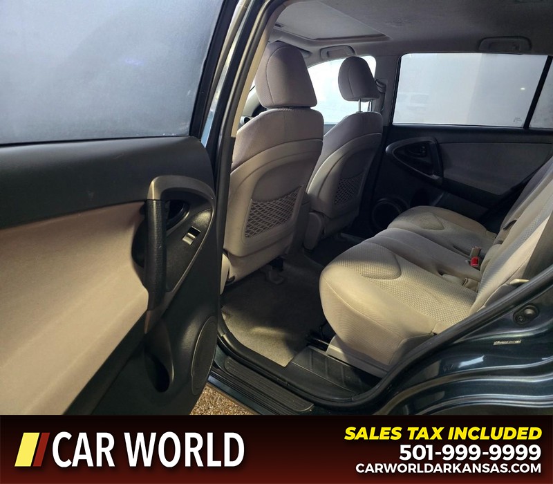 Toyota RAV4 Vehicle Full-screen Gallery Image 9