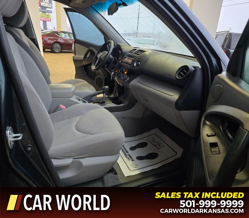 Toyota RAV4 Vehicle Full-screen Gallery Image 11