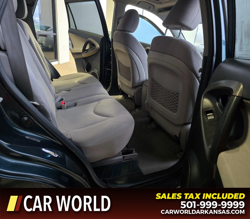 Toyota RAV4 Vehicle Full-screen Gallery Image 12