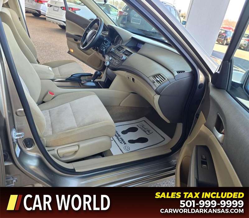 Honda Accord Sedan Vehicle Full-screen Gallery Image 11