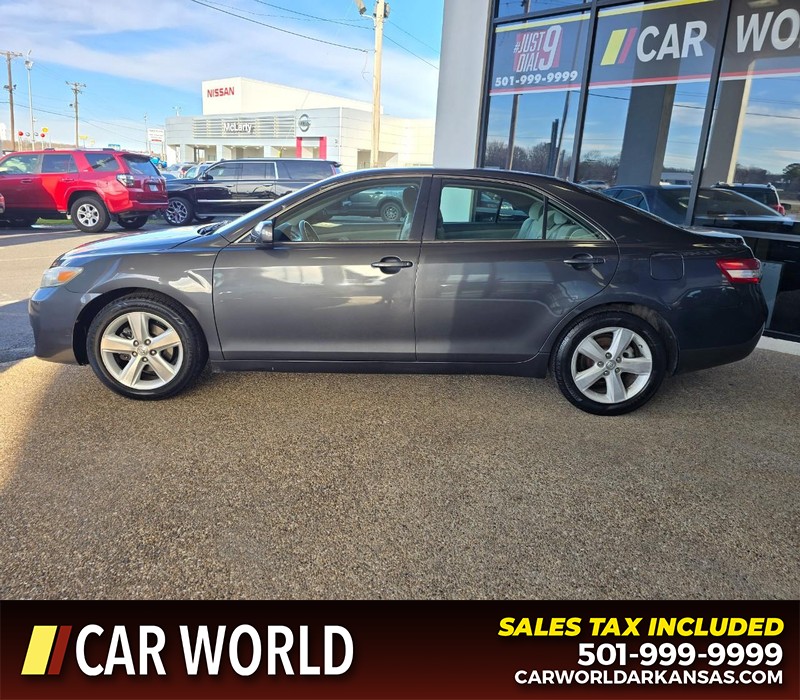 Toyota Camry Vehicle Full-screen Gallery Image 4