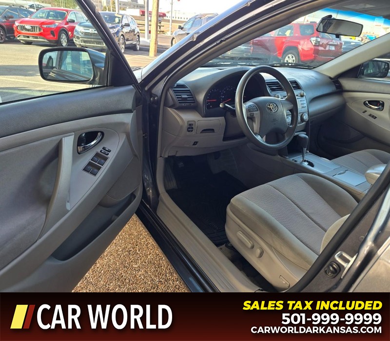 Toyota Camry Vehicle Full-screen Gallery Image 7