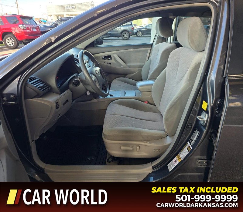 Toyota Camry Vehicle Full-screen Gallery Image 8