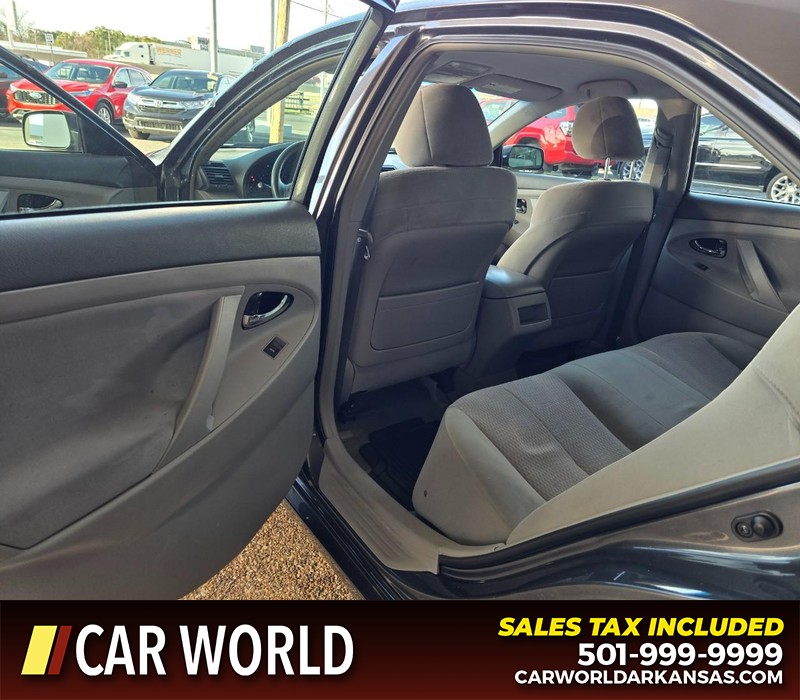 Toyota Camry Vehicle Full-screen Gallery Image 9