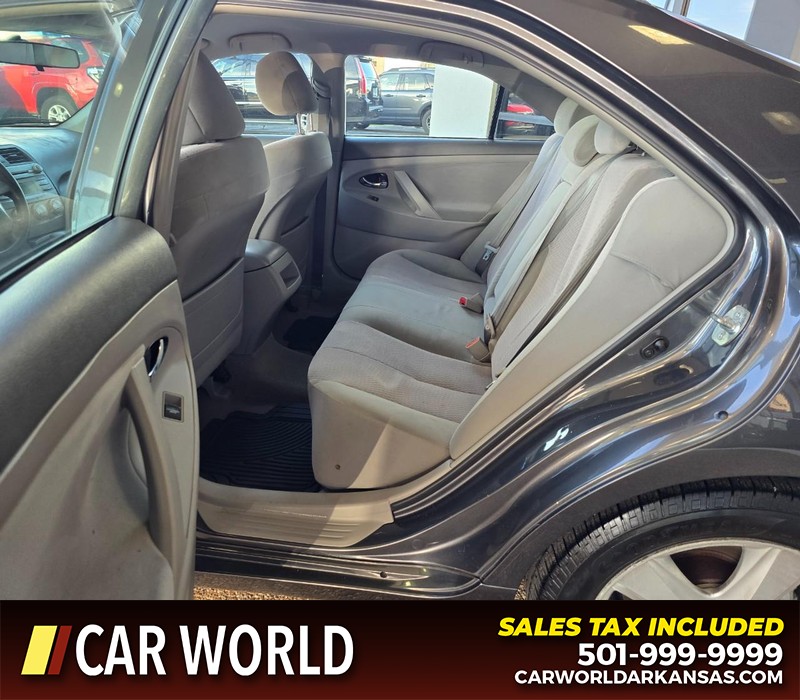 Toyota Camry Vehicle Full-screen Gallery Image 10