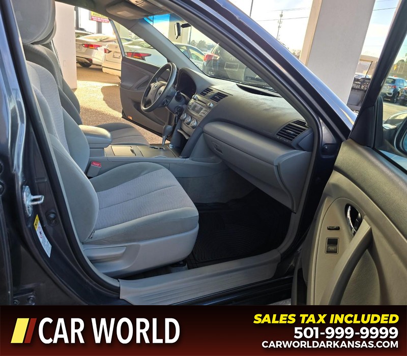 Toyota Camry Vehicle Full-screen Gallery Image 11