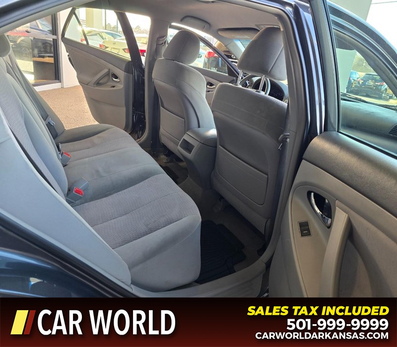 Toyota Camry Vehicle Full-screen Gallery Image 12