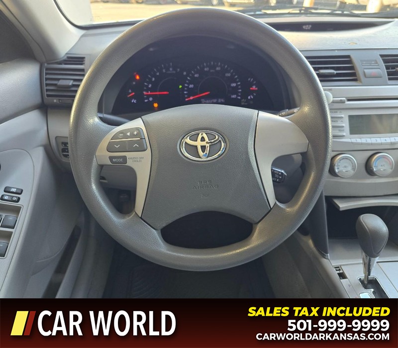 Toyota Camry Vehicle Full-screen Gallery Image 15