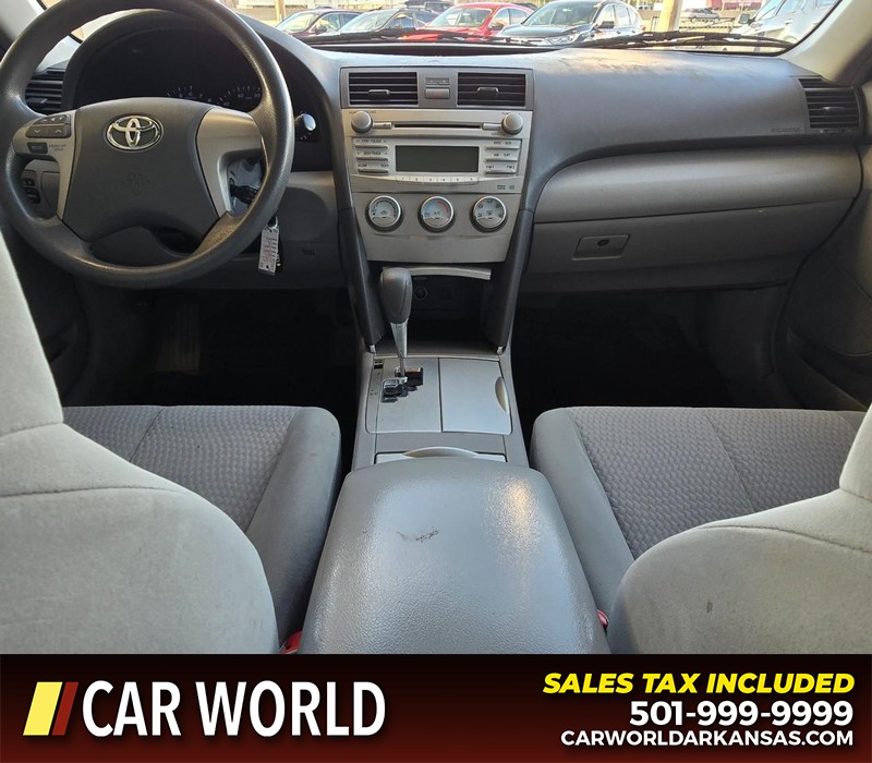Toyota Camry Vehicle Full-screen Gallery Image 18