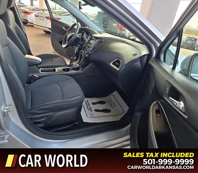 Chevrolet Cruze Vehicle Full-screen Gallery Image 11