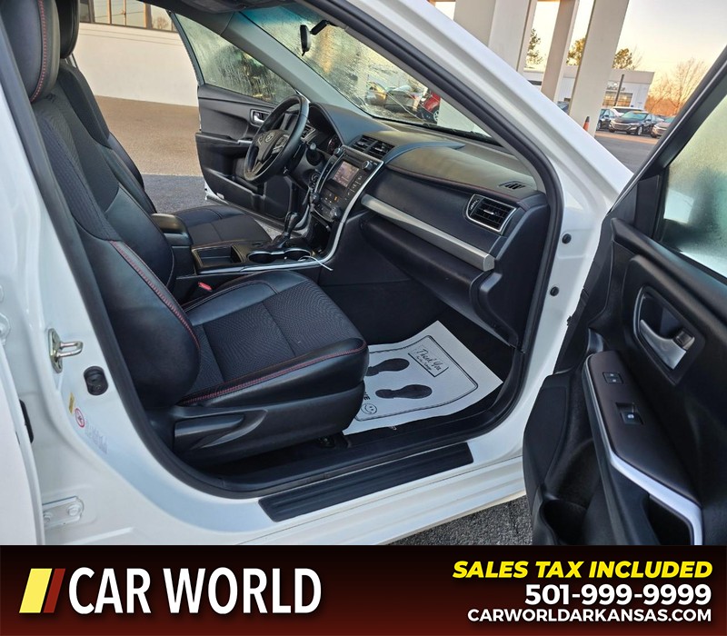 Toyota Camry Vehicle Full-screen Gallery Image 11