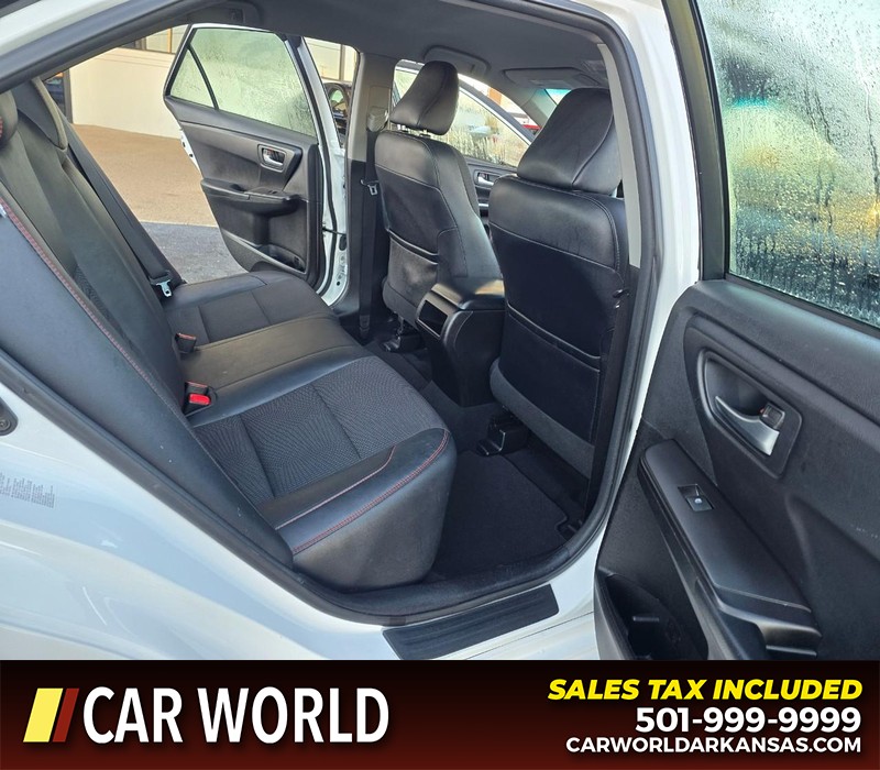 Toyota Camry Vehicle Full-screen Gallery Image 12