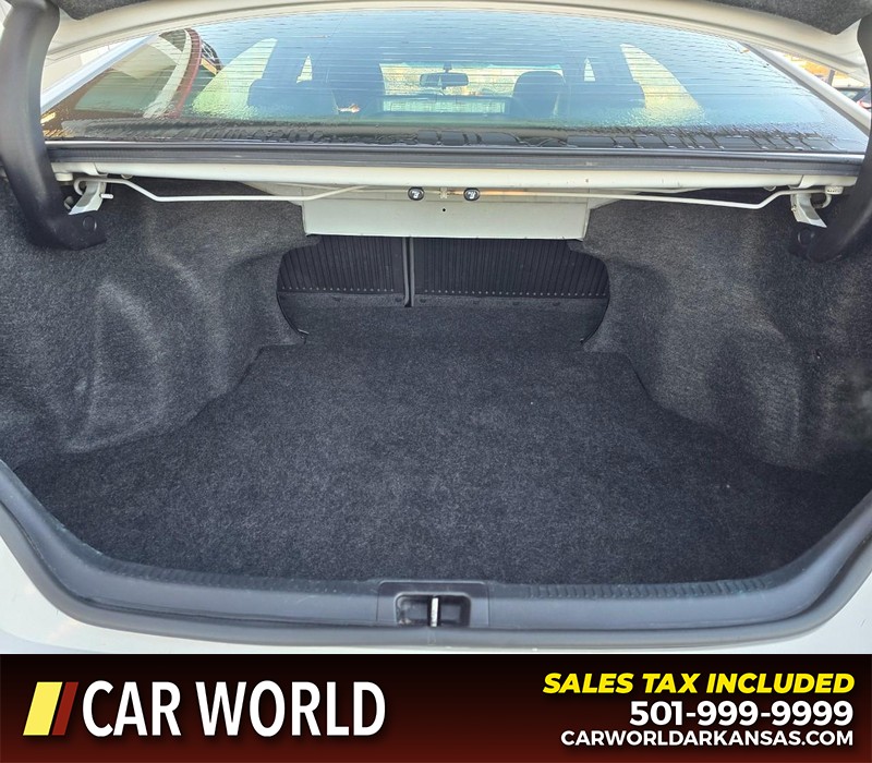 Toyota Camry Vehicle Full-screen Gallery Image 13