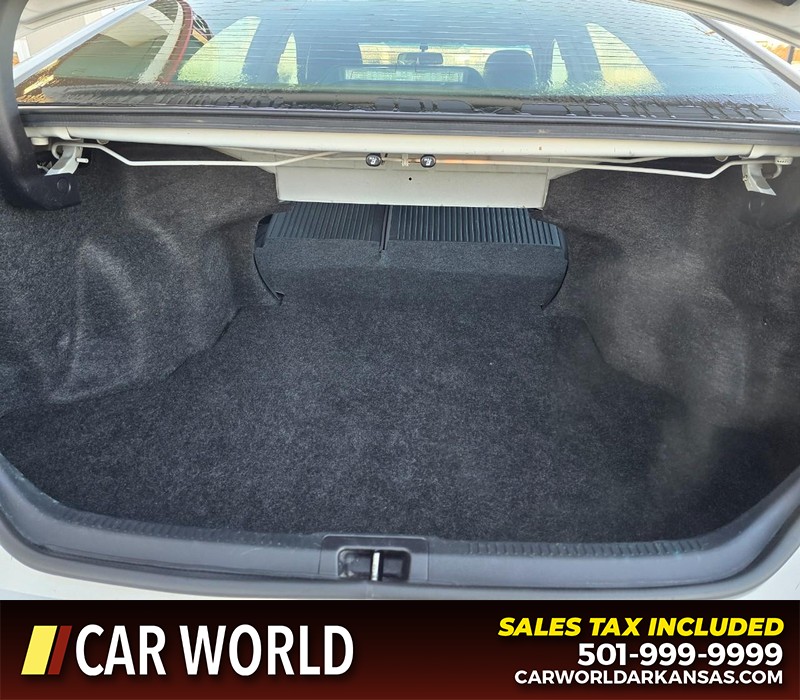 Toyota Camry Vehicle Full-screen Gallery Image 14