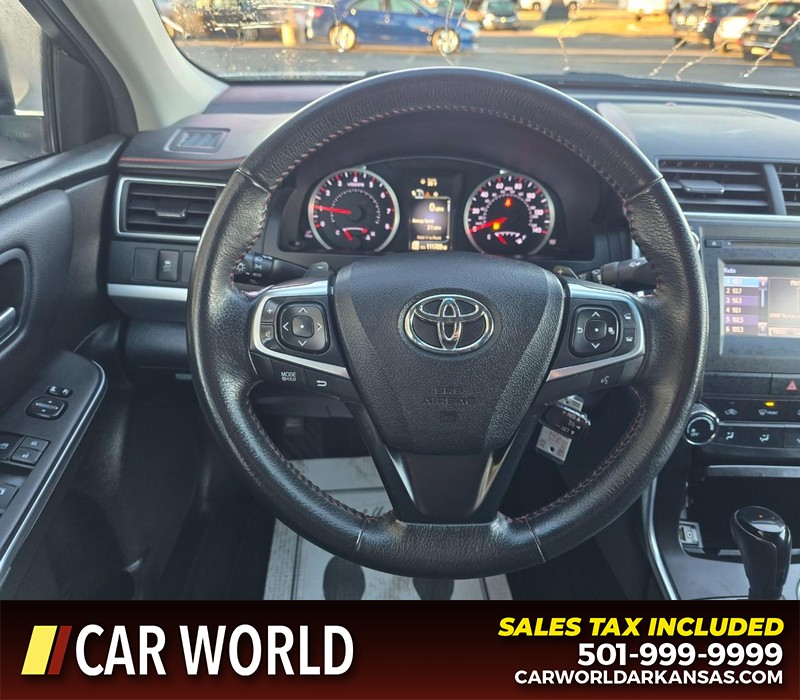 Toyota Camry Vehicle Full-screen Gallery Image 15