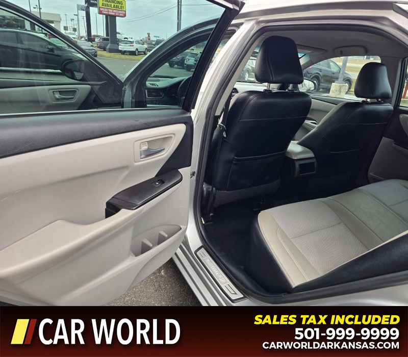 Toyota Camry Vehicle Full-screen Gallery Image 9