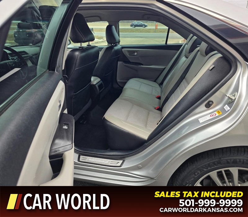 Toyota Camry Vehicle Full-screen Gallery Image 10