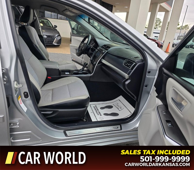 Toyota Camry Vehicle Full-screen Gallery Image 11