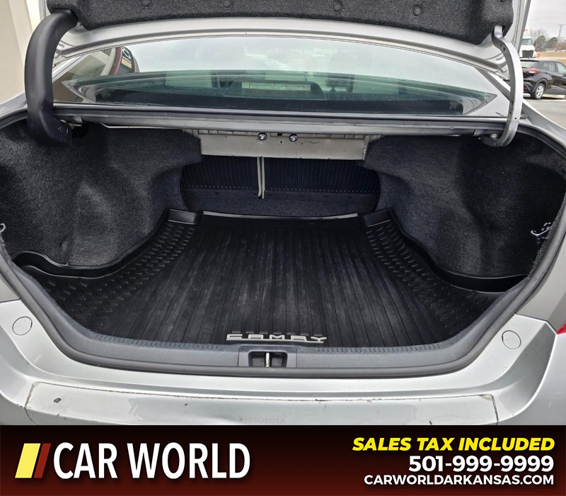 Toyota Camry Vehicle Full-screen Gallery Image 13