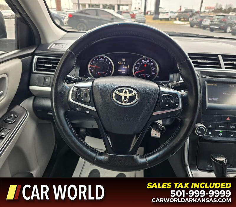 Toyota Camry Vehicle Full-screen Gallery Image 15