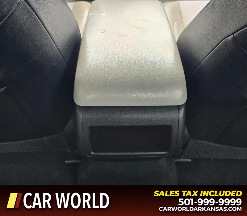 Toyota Camry Vehicle Full-screen Gallery Image 19