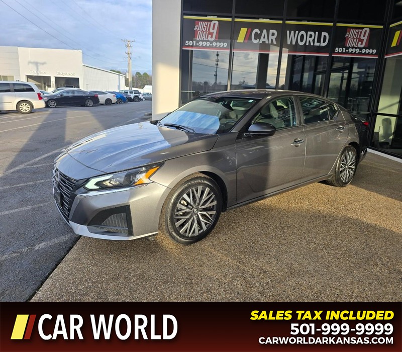 Nissan Altima Vehicle Full-screen Gallery Image 3