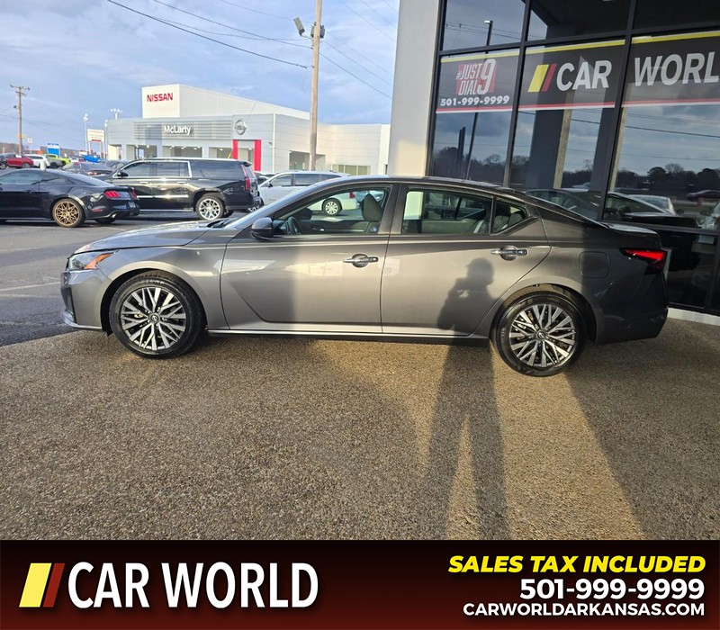 Nissan Altima Vehicle Full-screen Gallery Image 4