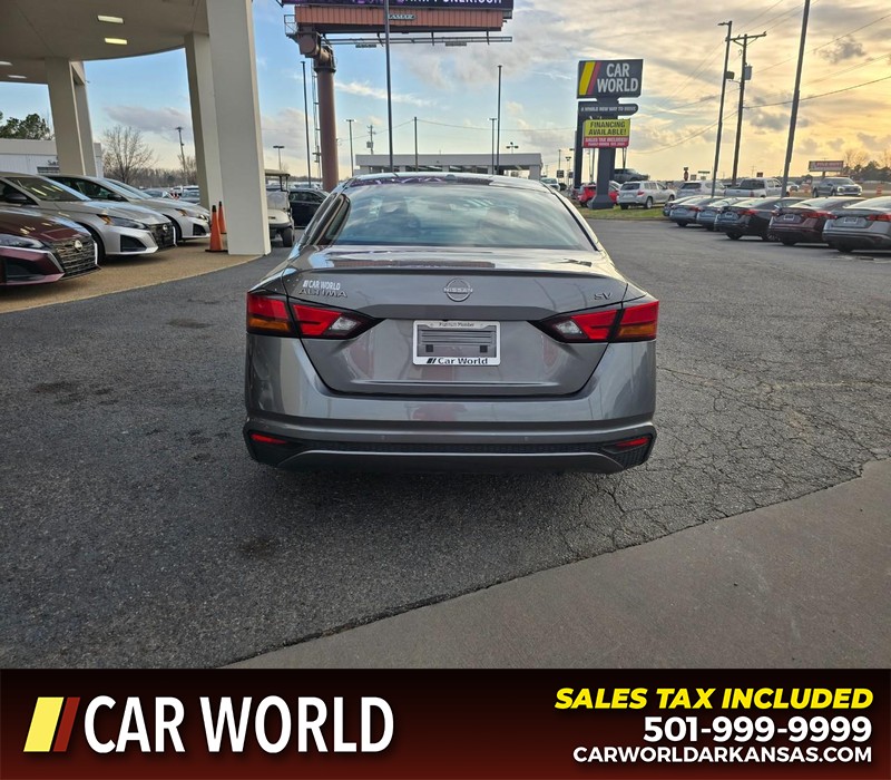 Nissan Altima Vehicle Full-screen Gallery Image 5