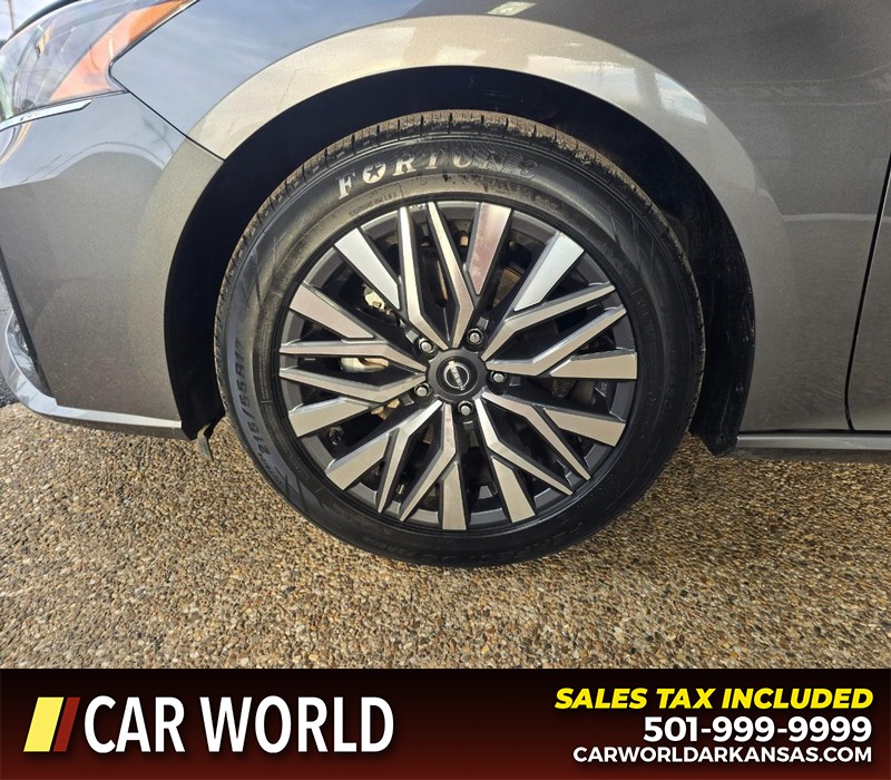 Nissan Altima Vehicle Full-screen Gallery Image 6