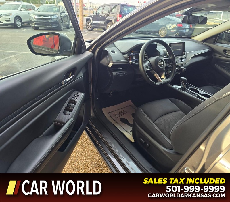 Nissan Altima Vehicle Full-screen Gallery Image 7