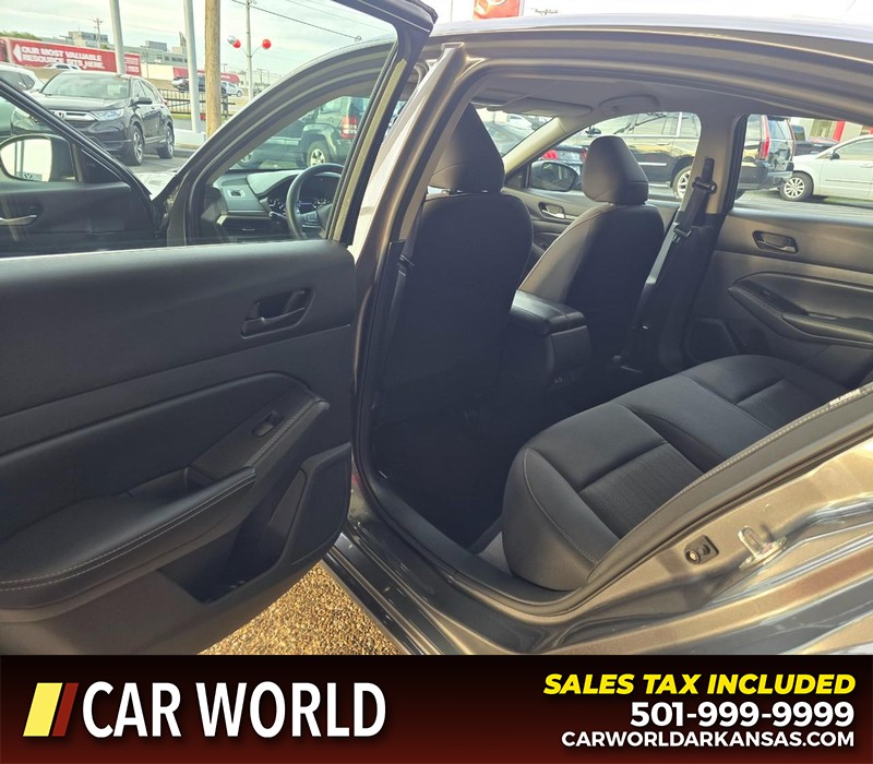 Nissan Altima Vehicle Full-screen Gallery Image 9