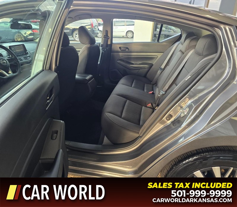 Nissan Altima Vehicle Full-screen Gallery Image 10