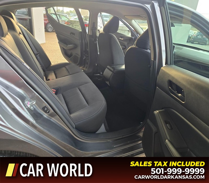 Nissan Altima Vehicle Full-screen Gallery Image 12