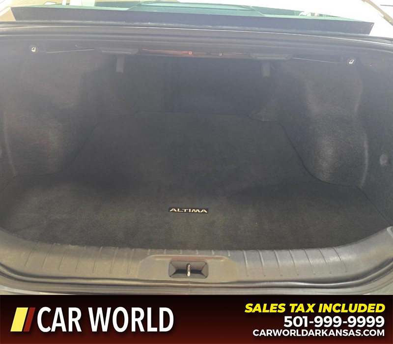 Nissan Altima Vehicle Full-screen Gallery Image 13