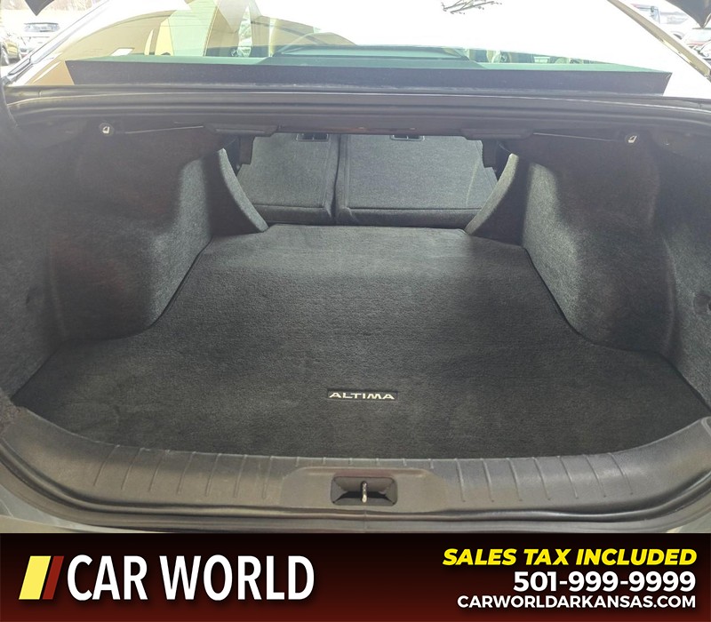 Nissan Altima Vehicle Full-screen Gallery Image 14