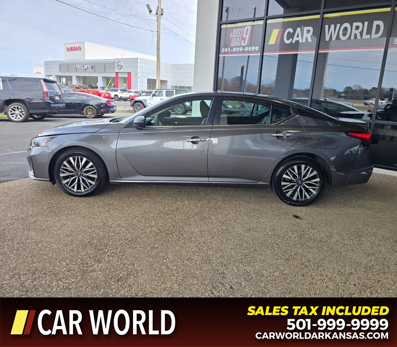 Nissan Altima Vehicle Full-screen Gallery Image 4