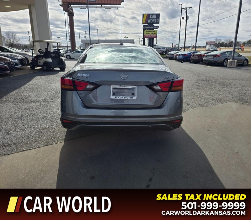 Nissan Altima Vehicle Full-screen Gallery Image 5