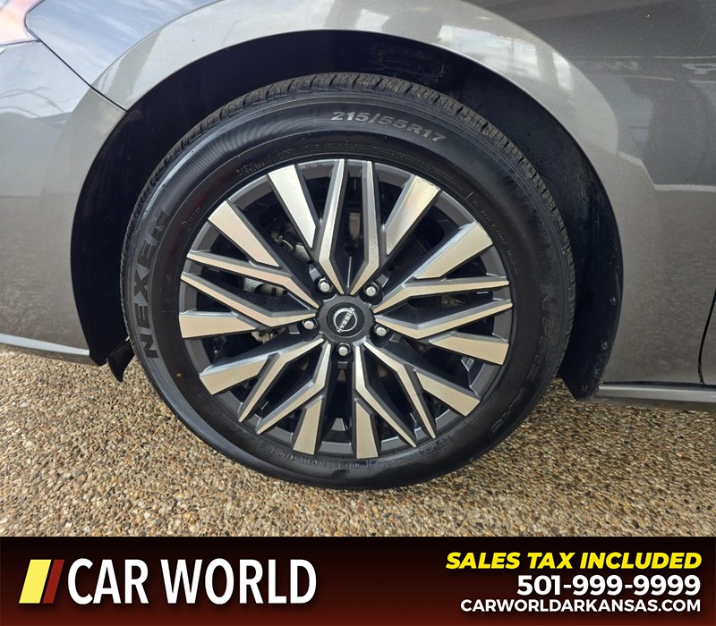 Nissan Altima Vehicle Full-screen Gallery Image 6