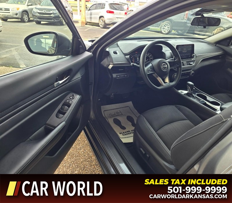 Nissan Altima Vehicle Full-screen Gallery Image 7