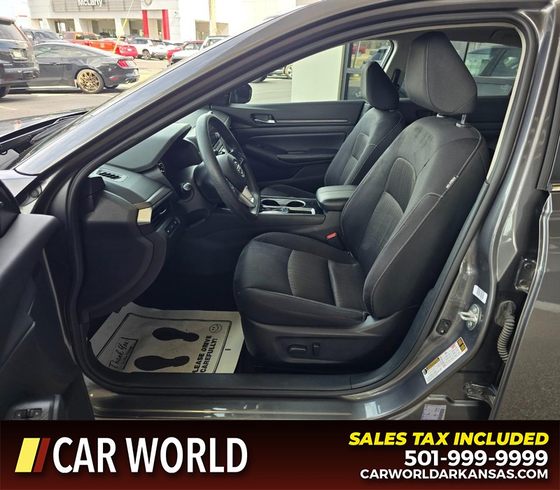 Nissan Altima Vehicle Full-screen Gallery Image 8