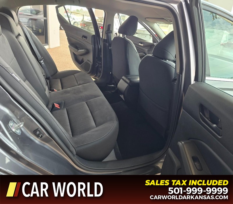 Nissan Altima Vehicle Full-screen Gallery Image 12