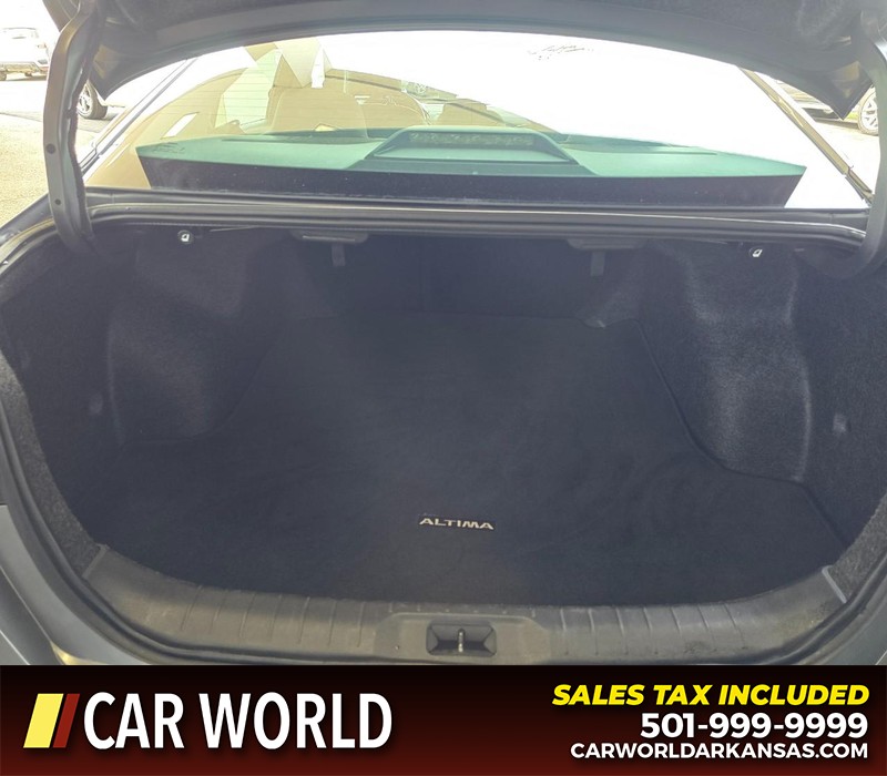 Nissan Altima Vehicle Full-screen Gallery Image 13