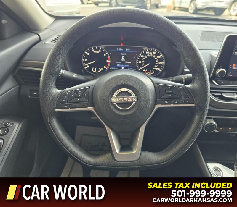 Nissan Altima Vehicle Full-screen Gallery Image 15