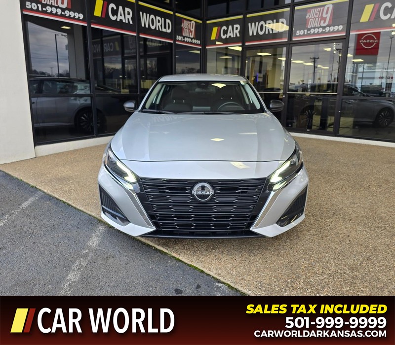 Nissan Altima Vehicle Full-screen Gallery Image 2