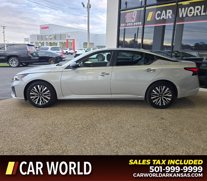 Nissan Altima Vehicle Full-screen Gallery Image 4